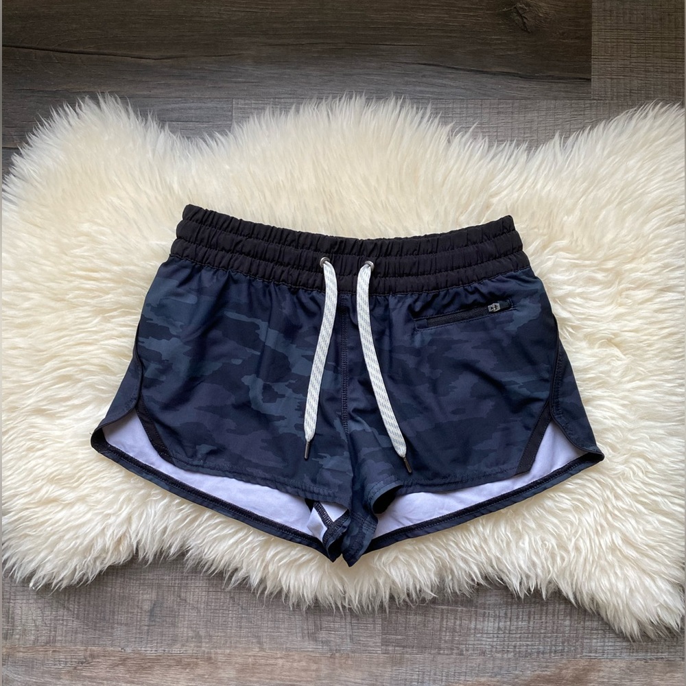 Vuori Clementine Shorts in Black Camo Size Small